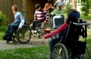 Schülergruppe auf dem Rollstuhlparcour